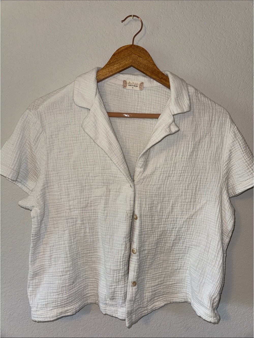 Medium Altar’d State 100% Cotton Gauze Cropped Button-Down White Shirt